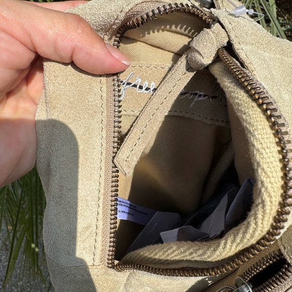 Hudson Sling Bag - Picture 2 of 3